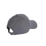 Gorra Adidas gris con logo bordado en negro en el frente.