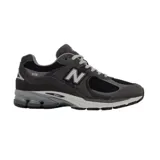 Championes New Balance 2002R color gris oscuro, con detalles en negro y gris claro.