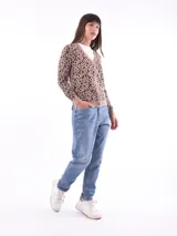 Cárdigan color beige con estampado animal print marrón, escote en V y cierre frontal con botones.