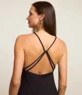 Vestido midi negro de tul con estampado de una rosa rosa en el frente, breteles finos y escote redondo.