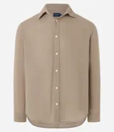 Camisa de manga larga color beige, confeccionada en algodón texturizado, con cuello inglés y abotonado delantero.