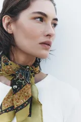 Pañuelo cuadrado de viscosa y seda, con estampado paisley en tonos azul, beige y rosa.
