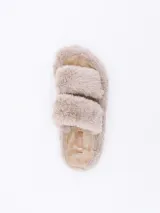 Pantuflas marrones de piel sintética con doble tira ancha.