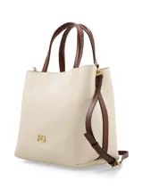 Cartera negra de cuero con doble asa corta y correa larga extraíble. Tiene logo metálico plateado en el frente, cierre con broche metálico y bolsillo interno con cierre.