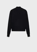 Jersey negro de punto fino con cuello perkins y cierre de botones.