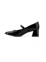 Zapato tipo Mary Jane de cuero charol negro con punta semi cuadrada, tira sobre el empeine con hebilla metálica y tacón bloque.