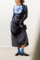 Falda midi de popelina de algodón con estampado de flores pequeñas.