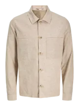 Blazer color beige de lino y algodón, corte slim fit, con solapa clásica, cierre con botón, bolsillo en el pecho y tejido plano resistente.