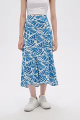 Falda midi evasé con estampado de hojas azules sobre fondo blanco.