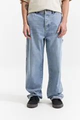 Pantalón jean celeste con efecto gastado, corte carpenter, tiro medio, corte recto y bolsillos laterales.