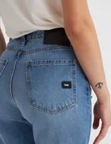 Pantalón de jean celeste, corte recto, tiro alto y largo a la pantorrilla.