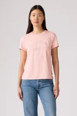 Remera rosa de algodón con cuello redondo y logo de Levi's bordado en el pecho.