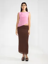 Top sin mangas color rosado, de corte asimétrico.