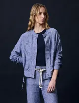 Chaqueta de lino color azul, marca Zac & Rachel, con cuello a la base, abertura central con botones, bolsillos delanteros y ruedo con jareta de ajuste.