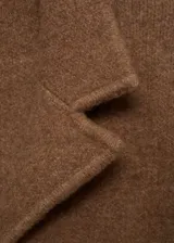 Chaqueta marrón de punto fino con cuello de pico con solapa, cierre de botones en la parte delantera, diseño recto y manga larga.