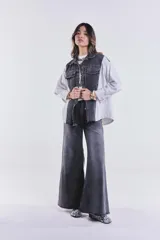 Campera de jean combinada con cuerpo de denim negro y mangas blancas.