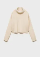 Sweater de punto grueso color crema, con cuello alto y mangas largas.
