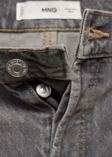 Pantalón de jean gris de corte wideleg, tiro medio, cinco bolsillos y cierre con botones.