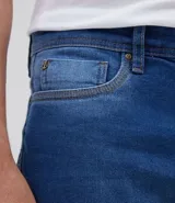 Pantalón de jean de corte recto color azul.