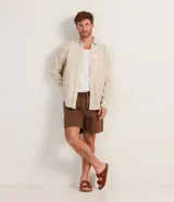 Camisa masculina regular de lino y algodón, color beige claro con estampado de cuadros grises. Tiene cuello inglés, mangas largas y abotonadura frontal.
