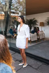 Falda corta blanca con volados de encaje y cintura elastizada.