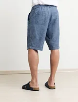 Bermuda de gabardina color verde.