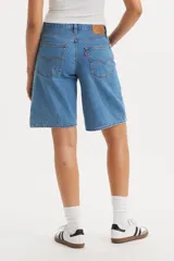 Short de jean de tiro medio, corte recto y largo hasta la rodilla.