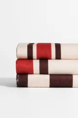 Toallón de playa blanco con rayas horizontales color bordó y logo "The Beach Club" estampado en rojo.