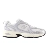 Championes New Balance modelo U530Sea, color gris y blanco, con detalles plateados.