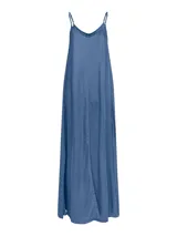 Vestido largo azul denim con cuello en V y tirantes finos.