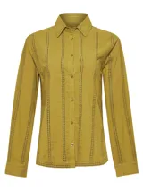 Blusa color crema de manga larga con cuello clásico y cierre frontal con botones. Presenta detalles de calado vertical en el frente y las mangas.
