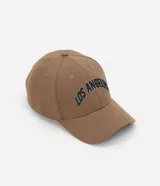 Gorra de sarga color marrón con bordado de la frase "Los Angeles" en azul marino.