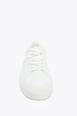 Zapatillas deportivas blancas con detalle de pespuntes en el cuerpo y suela de plataforma.