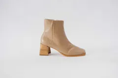 Botas cortas de cuero negro con cierre lateral y taco de madera.