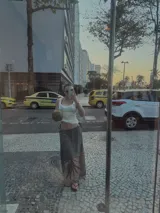 Pollera larga de viscosa con estampado de lunares blancos sobre fondo negro.