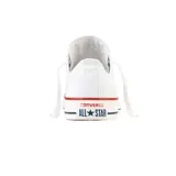 Championes Converse Chuck Taylor All Star blancos de lona, con suela de goma blanca con detalles en rojo y azul.