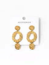 Aros colgantes dorados con textura irregular y diseño de tres piezas geométricas unidas por argollas.