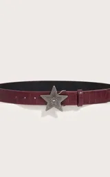 Cinturón color borgoña con textura símil cuero de cocodrilo y hebilla metálica con forma de estrella.