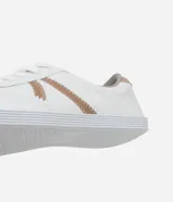 Championes blancos de estilo chutera, con detalles metalizados en color cobre, lazo de cordón y suela baja.