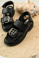 Sandalias de cuero color verde oliva con suela track y hebillas plateadas.