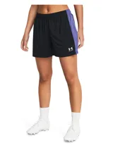 Short deportivo Under Armour Challenger Knit negro con logo blanco en la pierna izquierda.