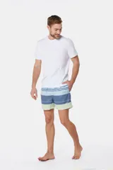 Short de baño celeste con rayas horizontales en tonos de azul, blanco y verde.