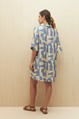 Vestido corto con estampado de rayas onduladas en blanco y azul, cuello tipo solapa y escote en V.