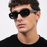 Lentes de sol geométricos negros con lentes polarizadas alemanas con recubrimiento anti-scratch y superhydrophobic.
