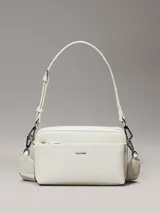 Cartera tipo bandolera rectangular de color blanco, con bolsillo exterior frontal y cierre de cremallera. Presenta herrajes metálicos plateados y dos correas desmontables: una fina y ajustable, y otra ancha con logo bordado.