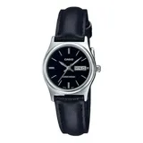 Reloj Casio para mujer con correa de cuero negra, esfera negra de 25mm y caja plateada. Cuenta con movimiento de cuarzo japonés, manecillas plateadas y es resistente al agua hasta 30 metros.