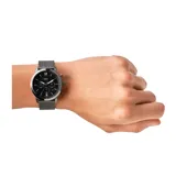 Reloj de 44 mm con esfera negra y efecto “rayos de sol”, movimiento de cronógrafo y brazalete de malla de acero inoxidable en tono ahumado.