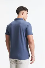 Remera polo negra con bolsillo de nylon en el pecho y logo bordado. Corte regular.