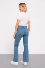 Pantalón jean color crudo, de corte oxford, tiro alto y cinco bolsillos.