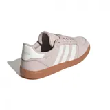 Championes Adidas Breaknet Sleek de mujer, color rosa pálido con las tres tiras laterales blancas y talón blanco. Suela de goma color caramelo.